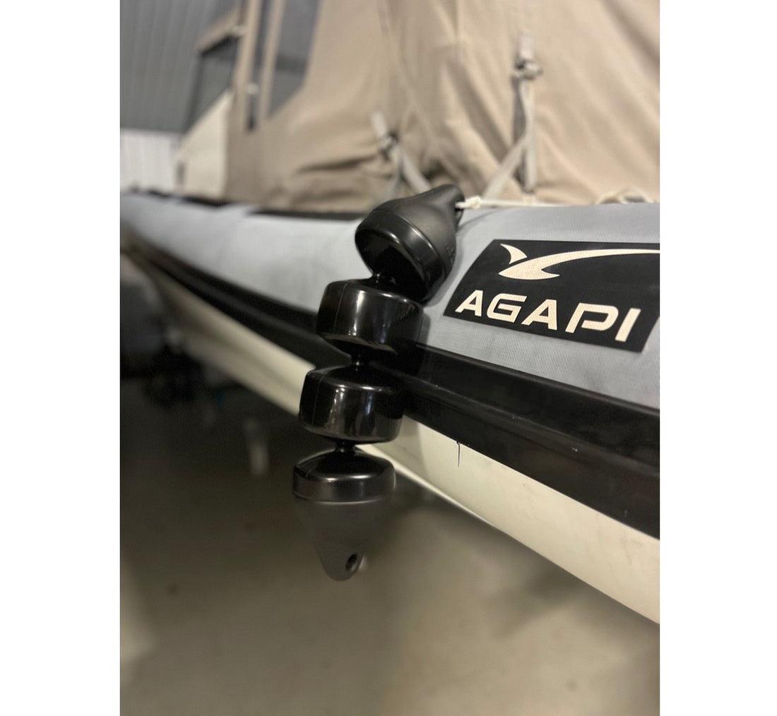 Gummibåtsfender svart med lina 12x48cm på en Agapi